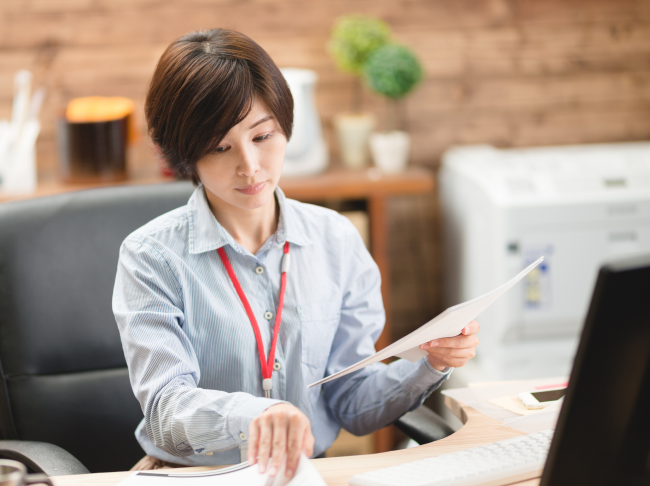 オフィスで書類を整理する女性