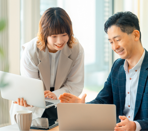 オフィスで会話する男性と女声