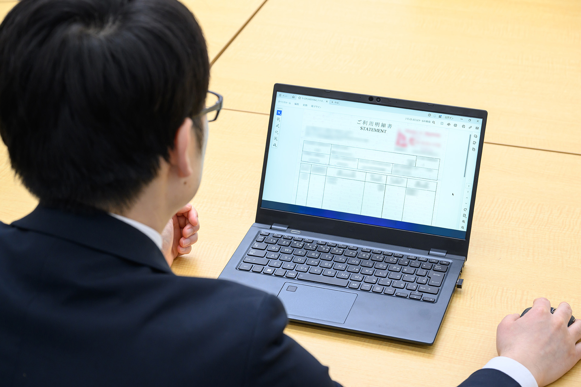 証憑イメージデータを確認する様子