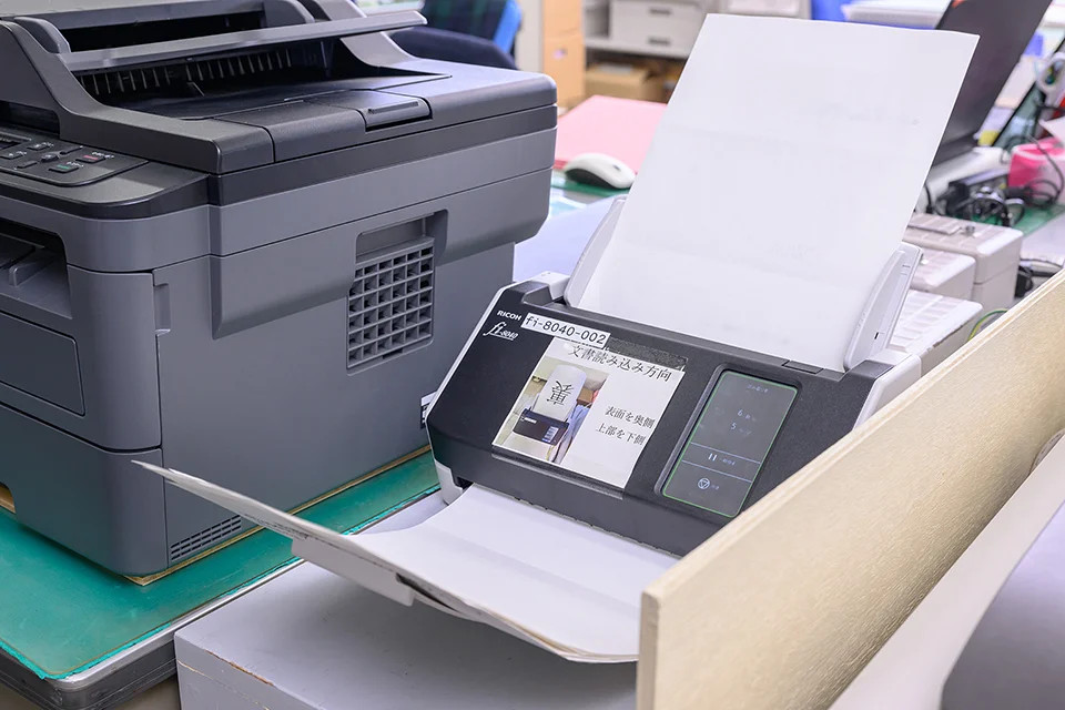 fi-8040が紙を読み取っている様子