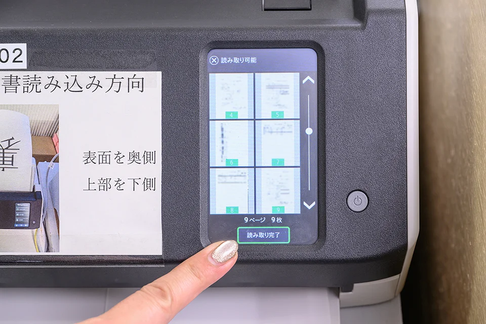 読み取り結果を確認している様子