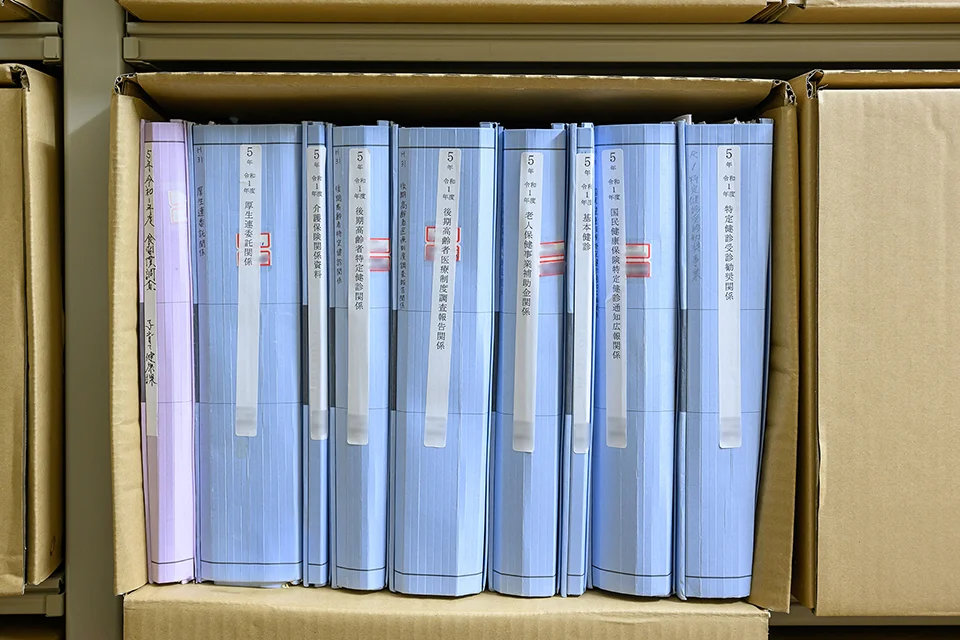 段ボールに入ったファイルの写真
