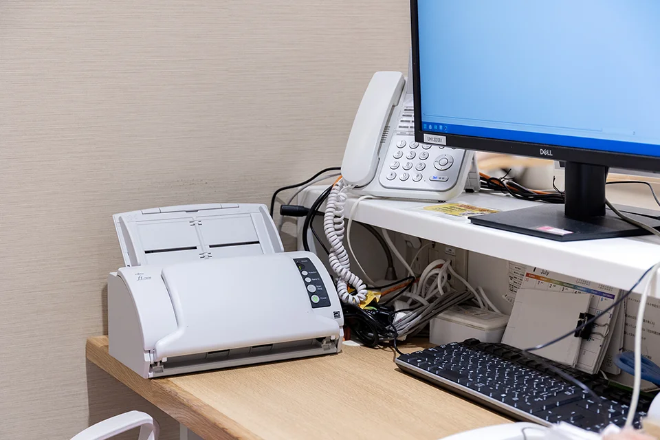 外来受付のカウンターに設置されているfi-7030の写真