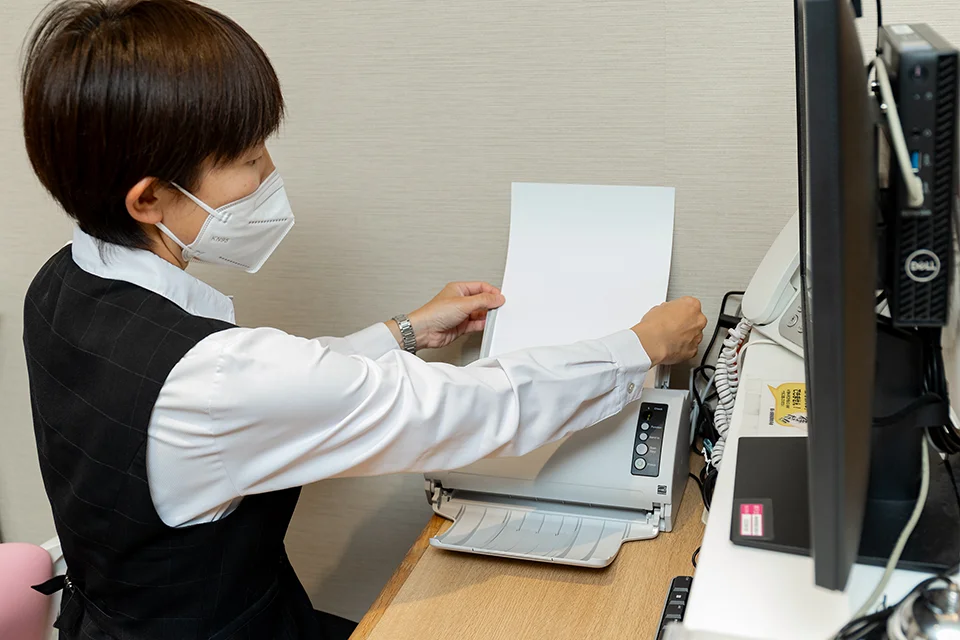 fi-7030で文書をスキャンしている様子