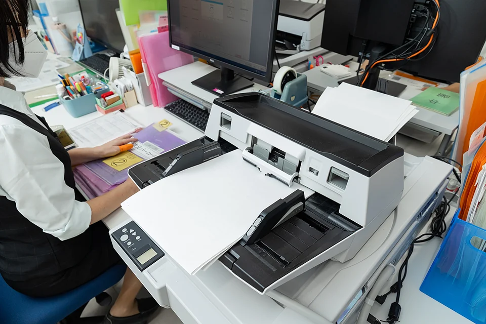 fi-7700で文書をスキャンしている様子
