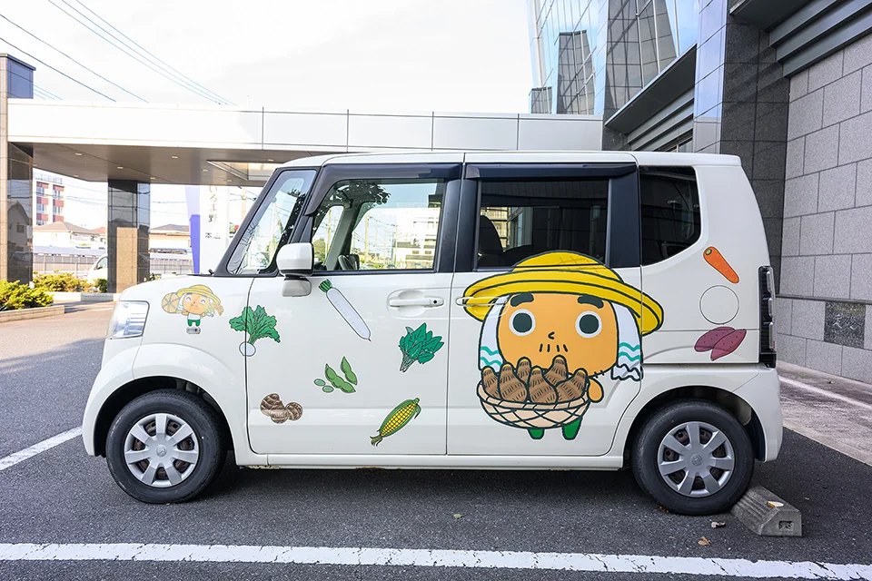 「とれ蔵」が描かれた営業車両の写真
