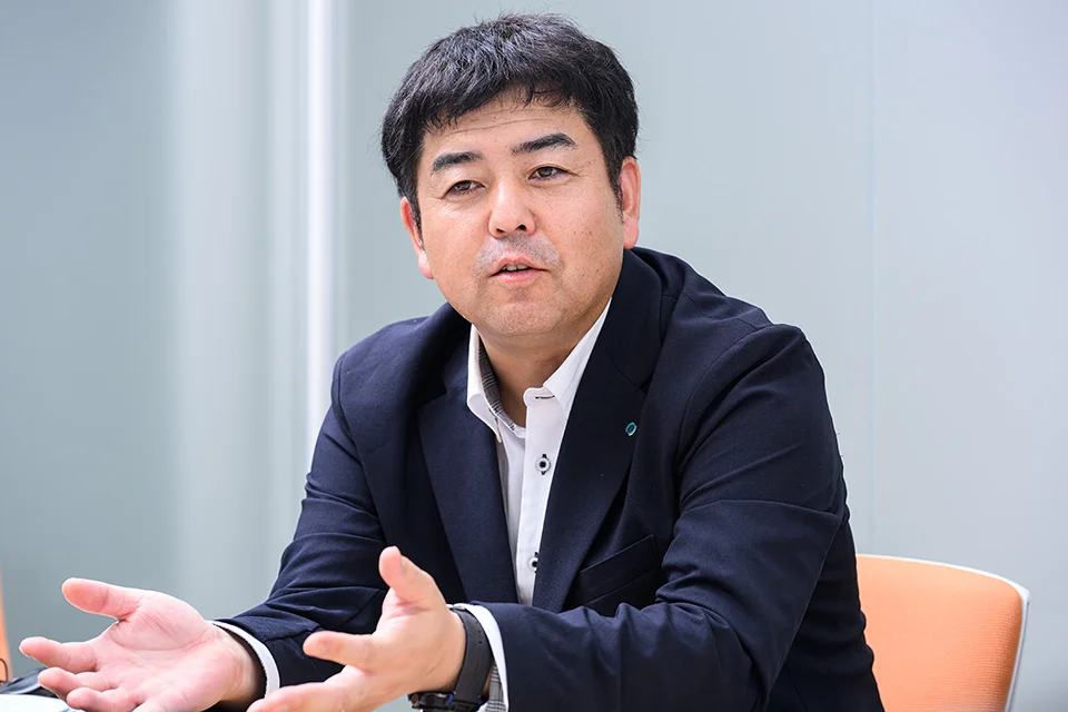 業務効率化を主導している浅見さんの写真