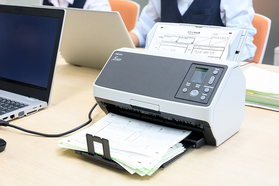 fi-8170のスキャンの様子