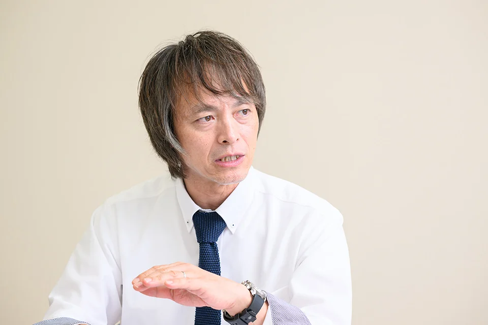 院内のIT関連業務を主導する吉富さんの写真