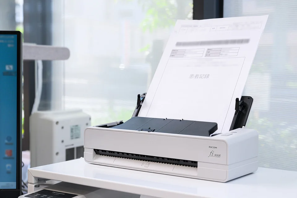 「fi-800R」に原稿をセットしたところ