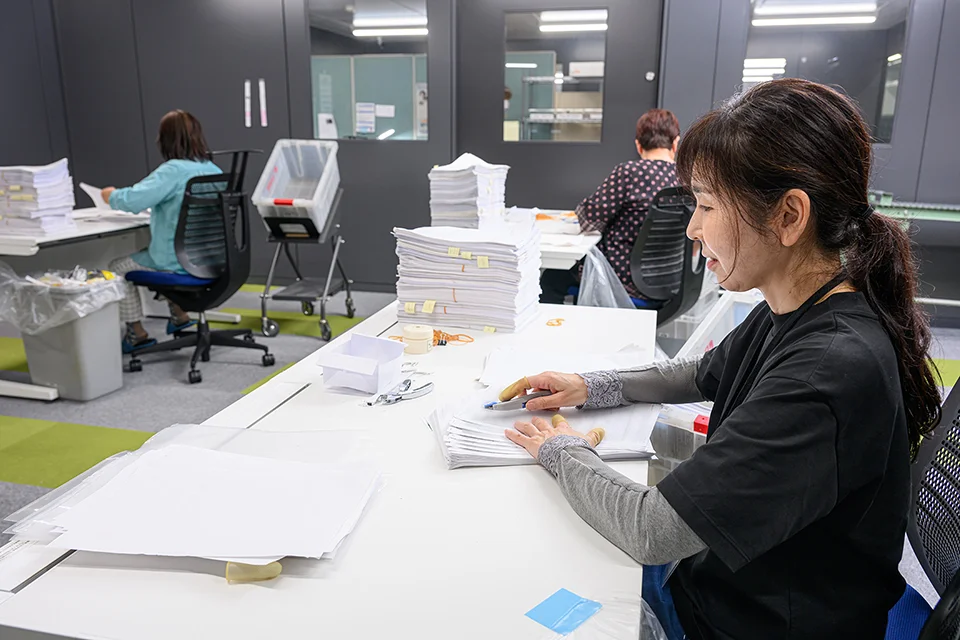 ステープラーの針を外す作業の様子