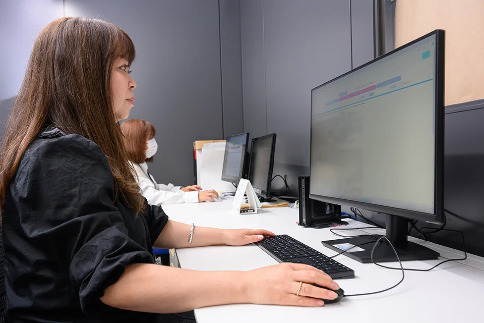 読み取り結果を確認する様子