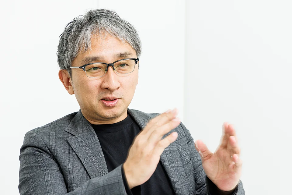 インタビューに答える飯塚さん
