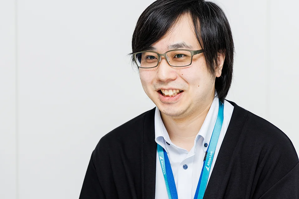 インタビューに答える佐々木さん