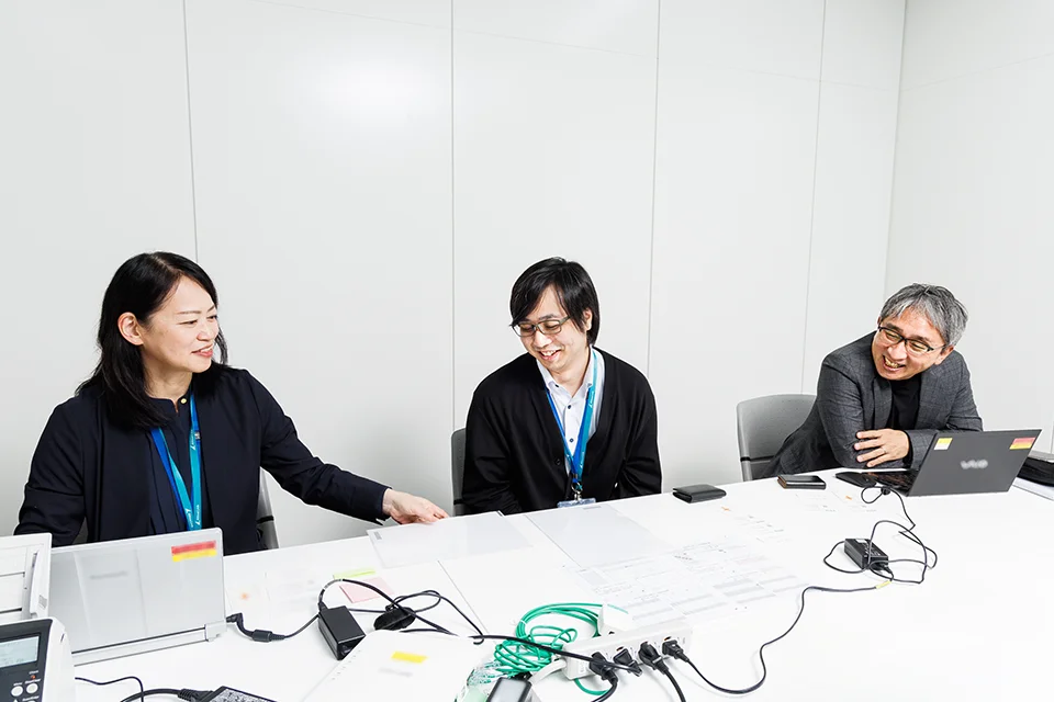 3人が談笑している写真