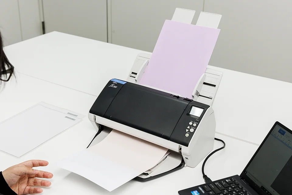 「fi-7460」でスキャンする様子