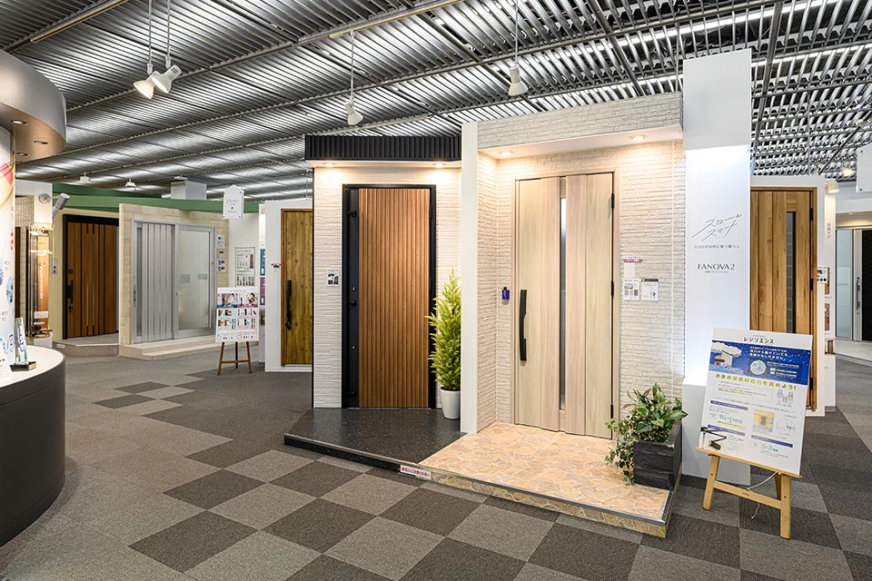サッシなどの建材が展示されたショールームの写真