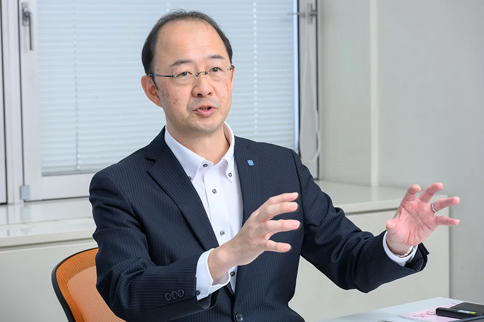インタビューを受ける高畑さん