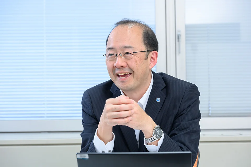 インタビューに笑顔で答える大野さん