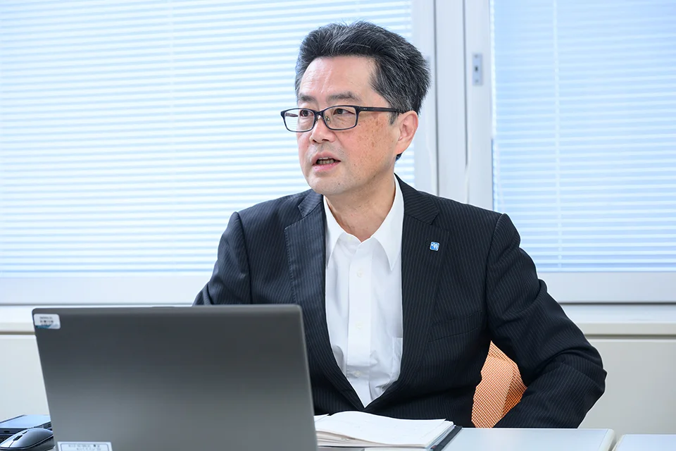 インタビューを受ける大野さん