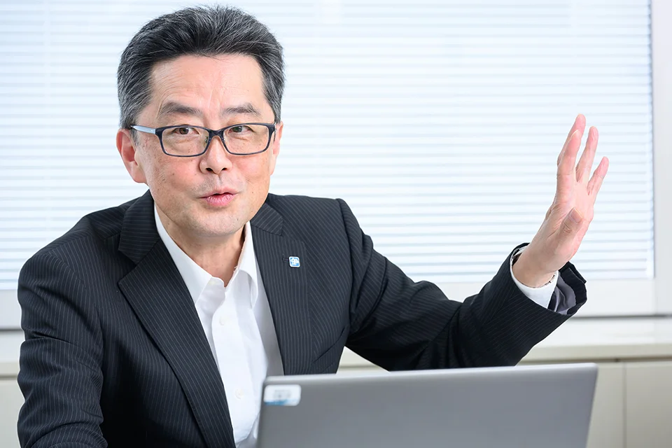 インタビューに笑顔で答える高畑さん