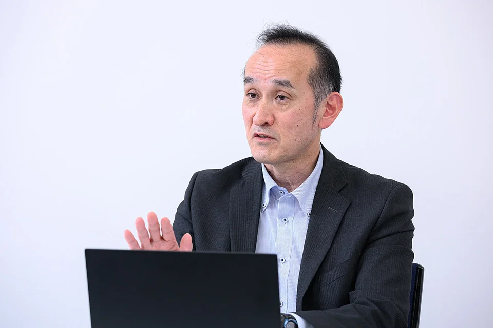 インタビューに答える伊井さん