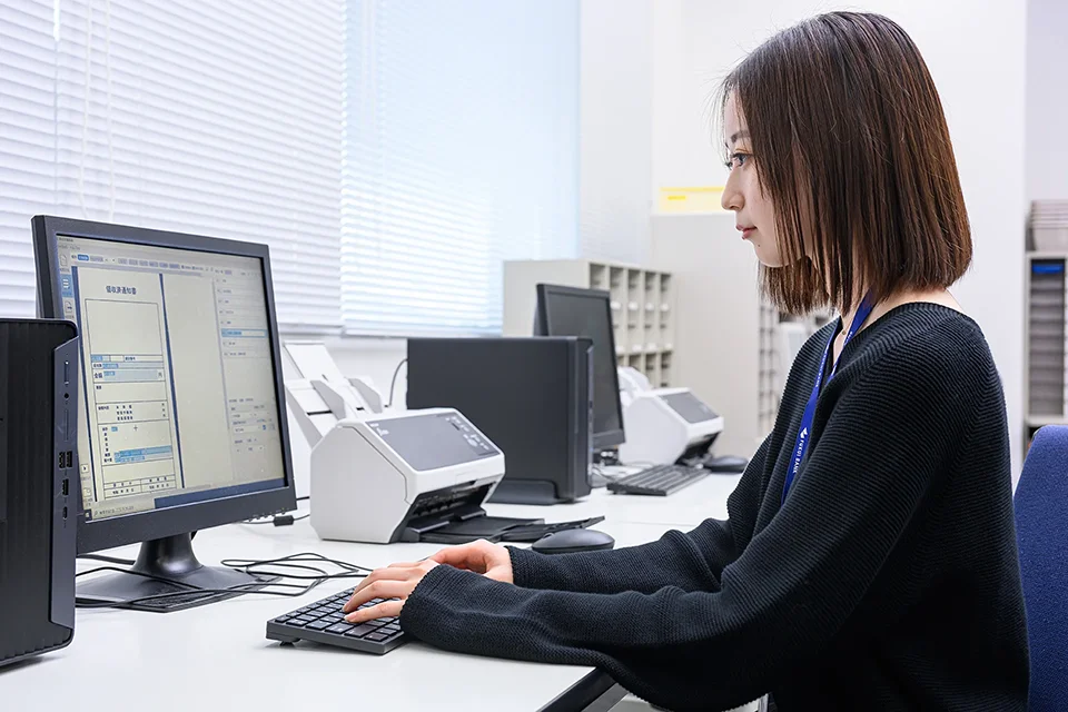 「DynaEye 11」を操作する大綱さん