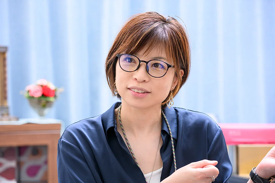 インタビューに答える四方さん