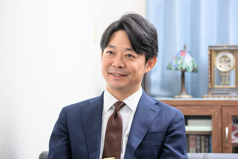 インタビューに答える井田さん