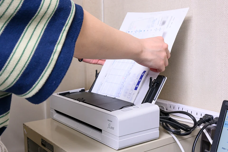 書類を「fi-800R」にセットし、「PaperStream Capture Pro」でスキャンします