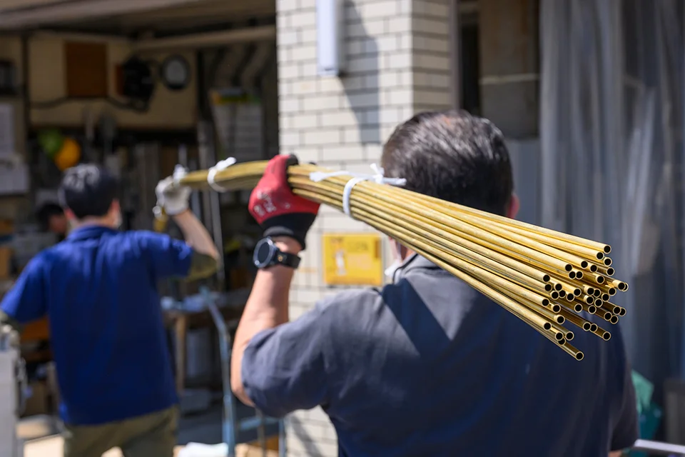 様々な商品が納入されている様子