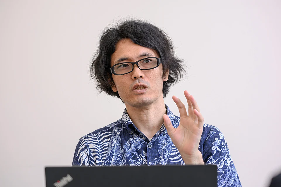 インタビューに答える赤嶺さん