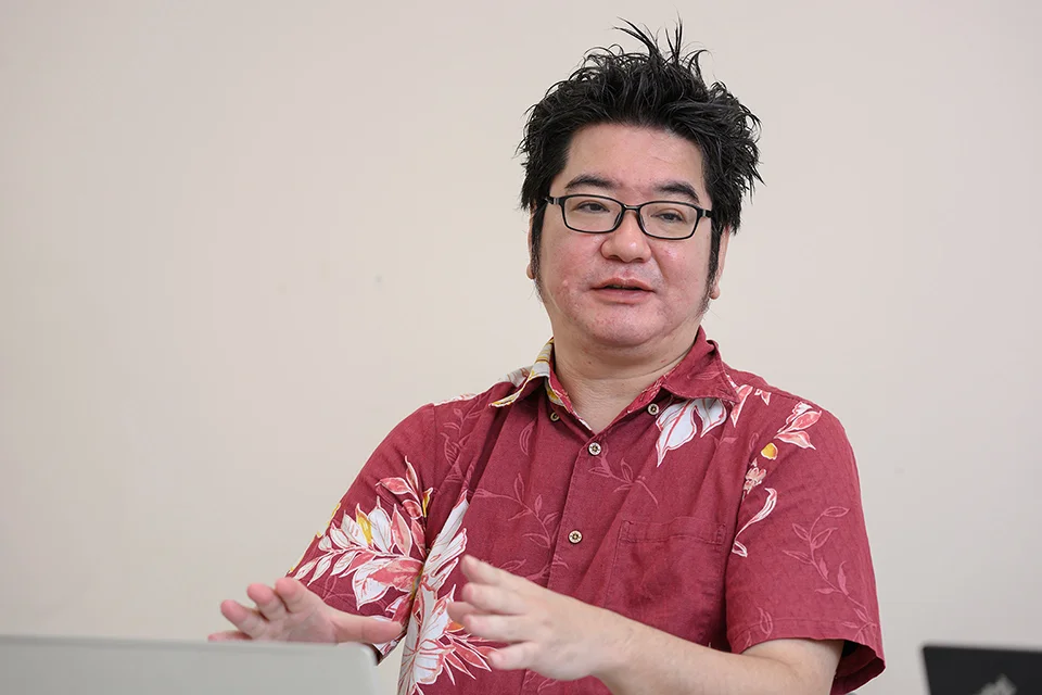 インタビューに答える知花さん