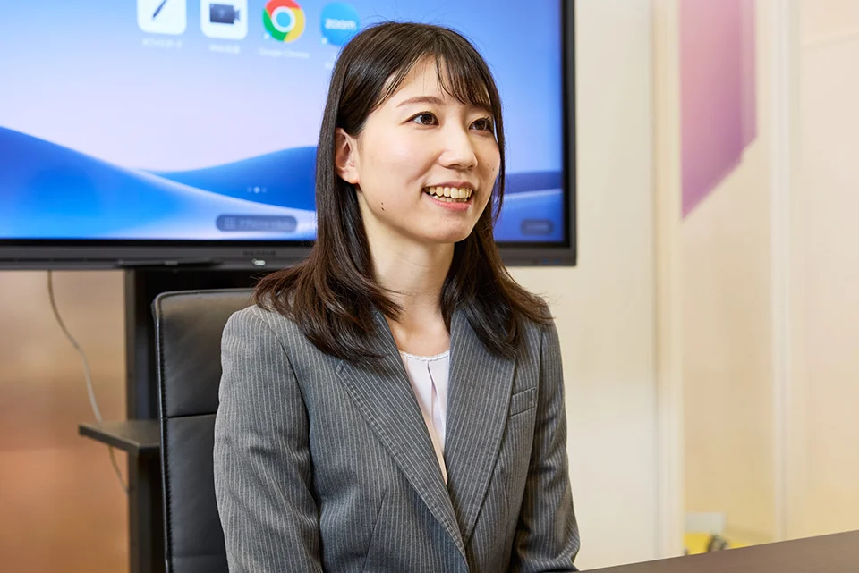 インタビューを受ける山崎さんの画像