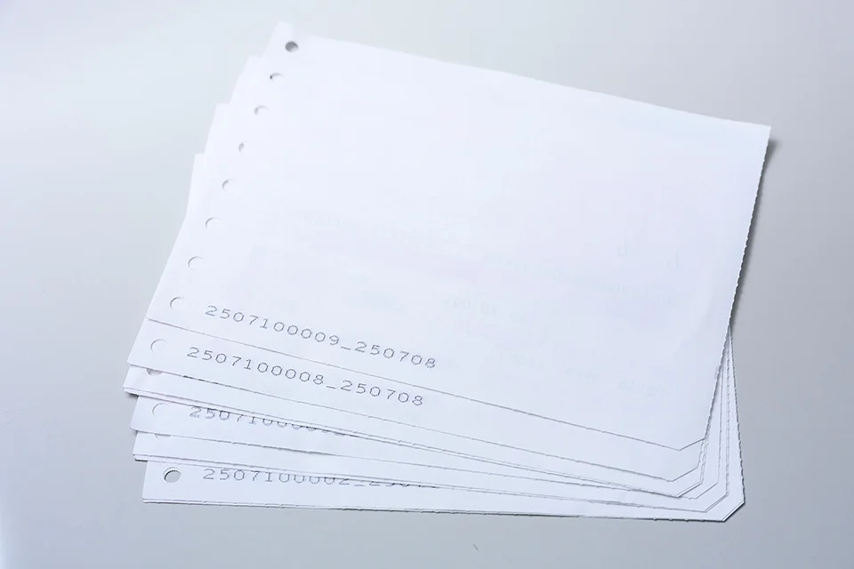 裏面インプリンタを活用すると、スキャンした帳票に通番を印字できます。通番は「DynaEye」で出力するCSVにも連携され、帳票とデータの管理に役立ちます。