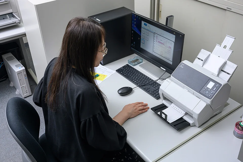 「fi-8190」は毎分90枚・180面をスキャンするA4高速スキャナーです。本体がコンパクトで、裏面インプリンタと組み合わせてもさほど広い場所を必要としません。