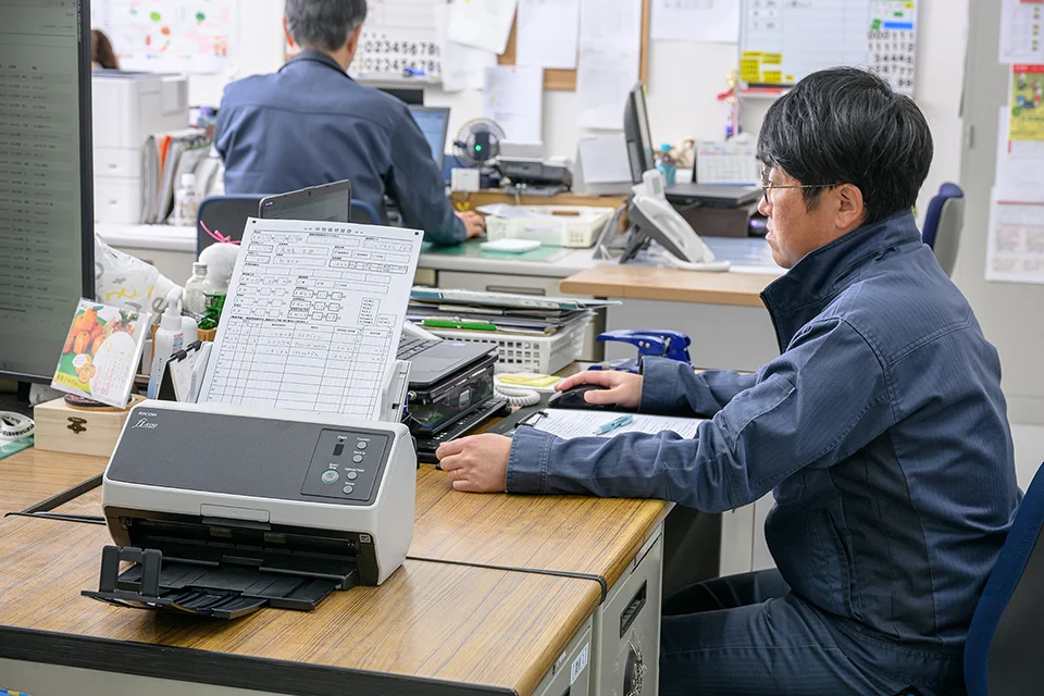 「fi-8150」で紙の栽培履歴をスキャンしている様子