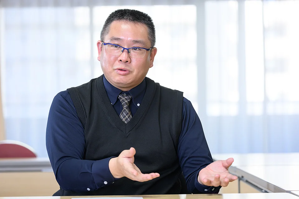 健康管理統括本部 管理部業務課 主任の俊野裕一さんのお写真