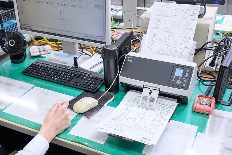 事務室に届いた問診票を「fi-8190」でスキャンしている様子