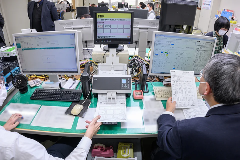 OCR処理の結果を健診システムの画面で確認し、必要であれば修正している風景