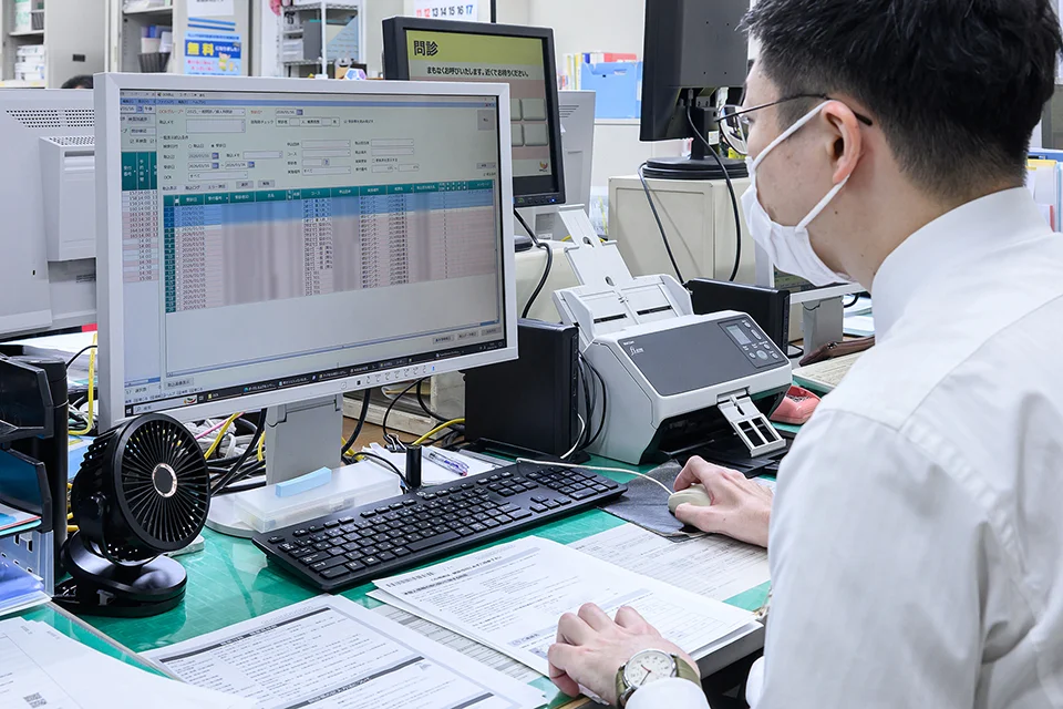 確認・修正が完了した問診票を利用者別に仕分け、データベースに保存している様子