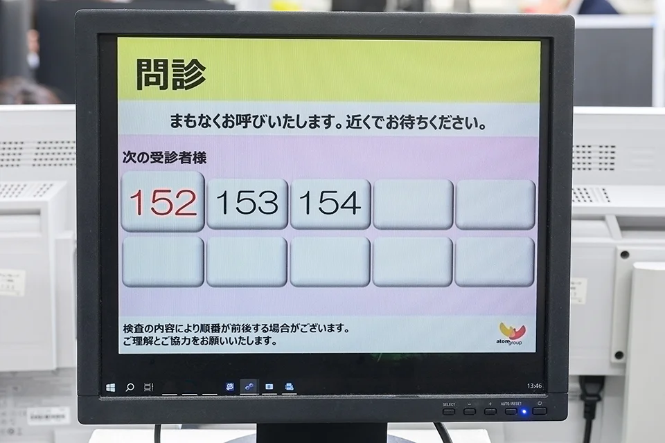 事務室にある誘導支援システムの画面を表示しているモニター画面