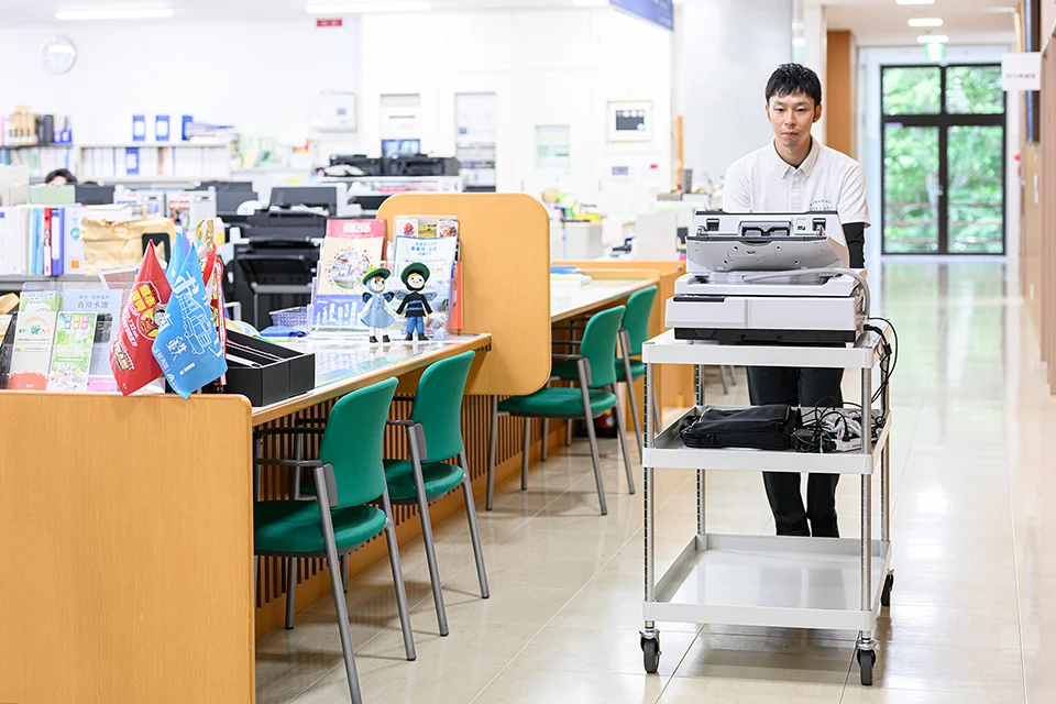 ツールワゴンで移動する様子