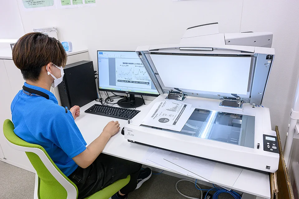 fi-7700でスキャンしている様子