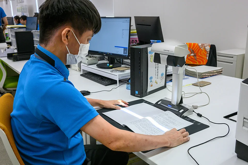 ScanSnap SV600でスキャンしている様子