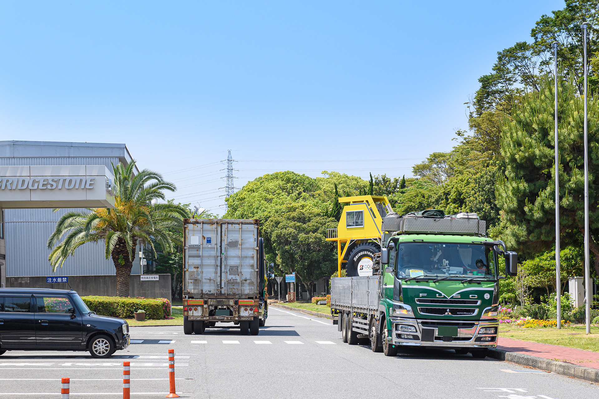 トラックが出入りする様子