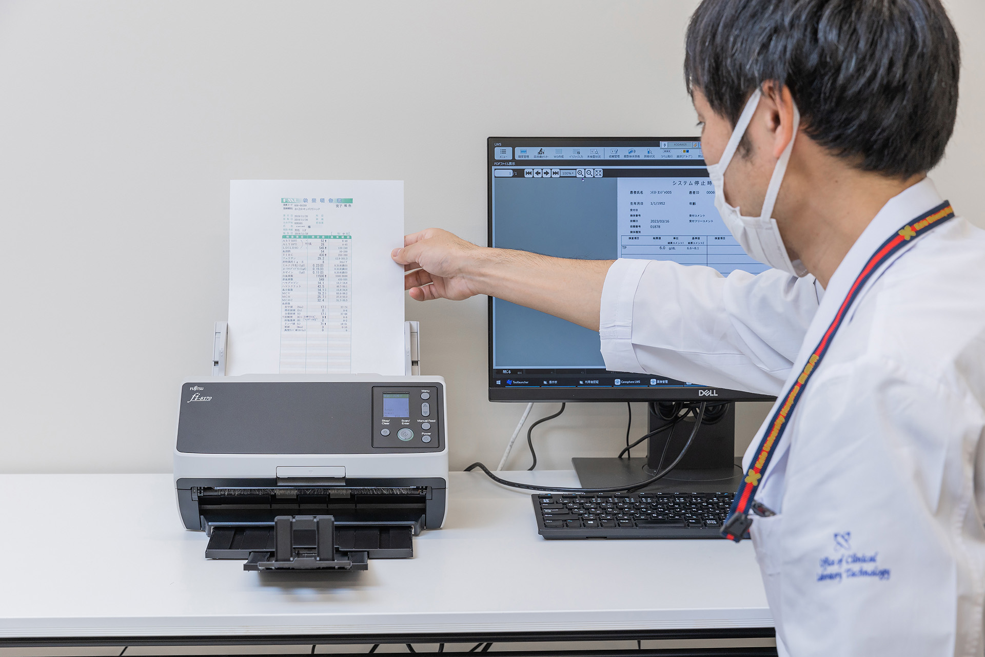 報告書をスキャンする様子