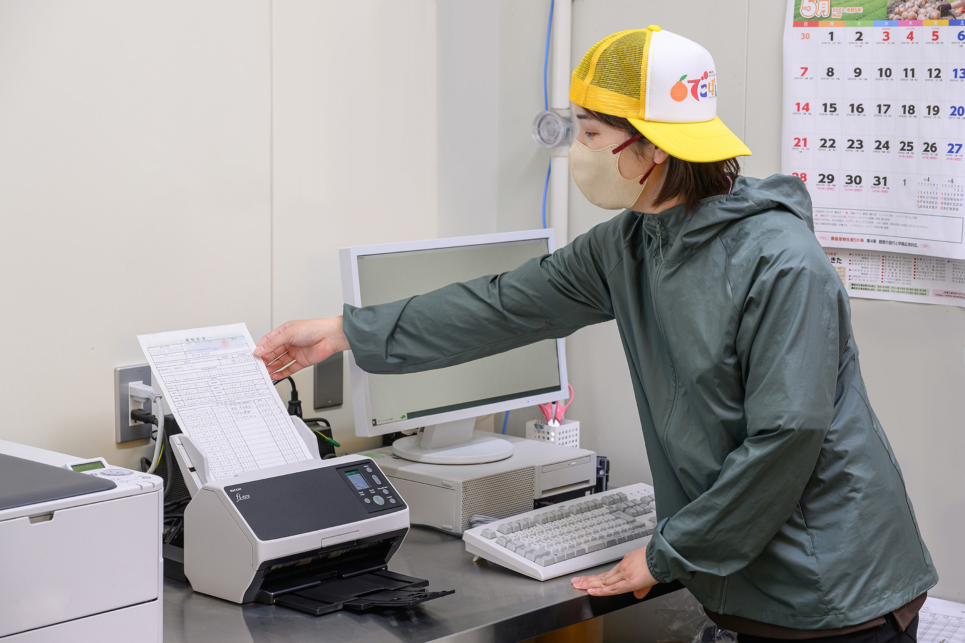 生産者がスキャナーでスキャンする様子