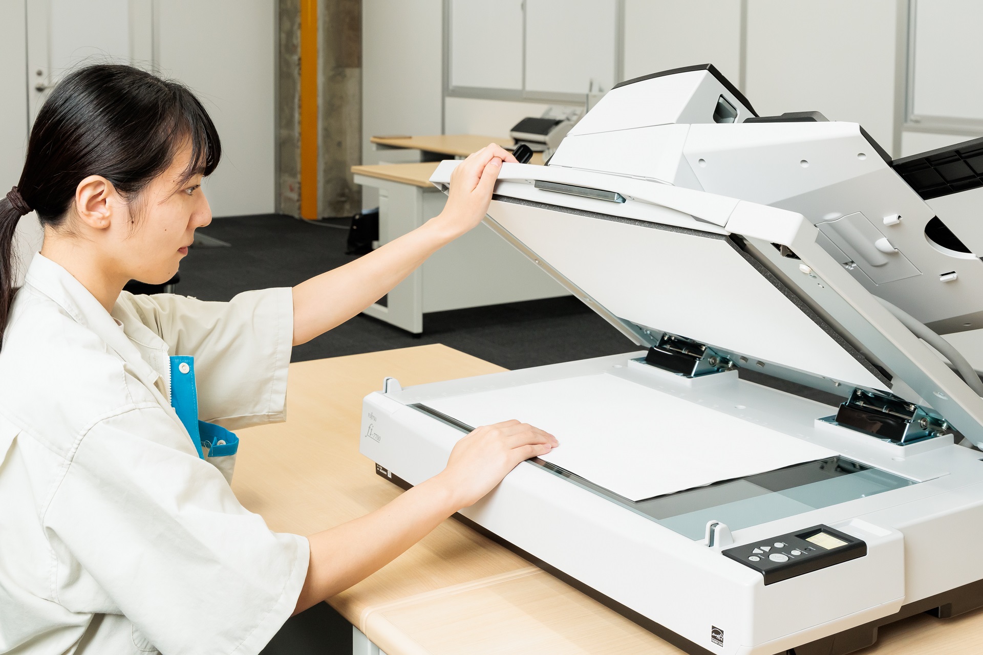 フラットベッドで読み取る様子