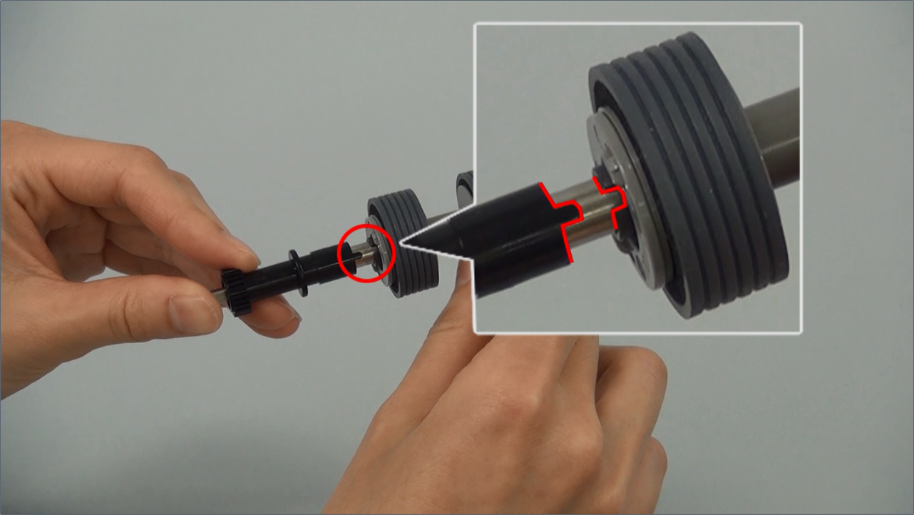 將制動輪裝到滾軸上